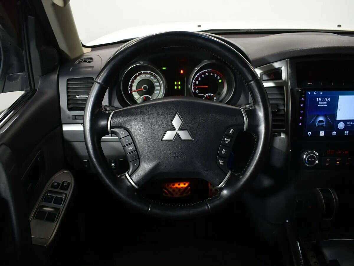 Mitsubishi Pajero, 2015 Фото №12